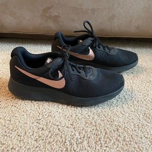 Nike Tanjun Shoes black rose gold bronze 8.5